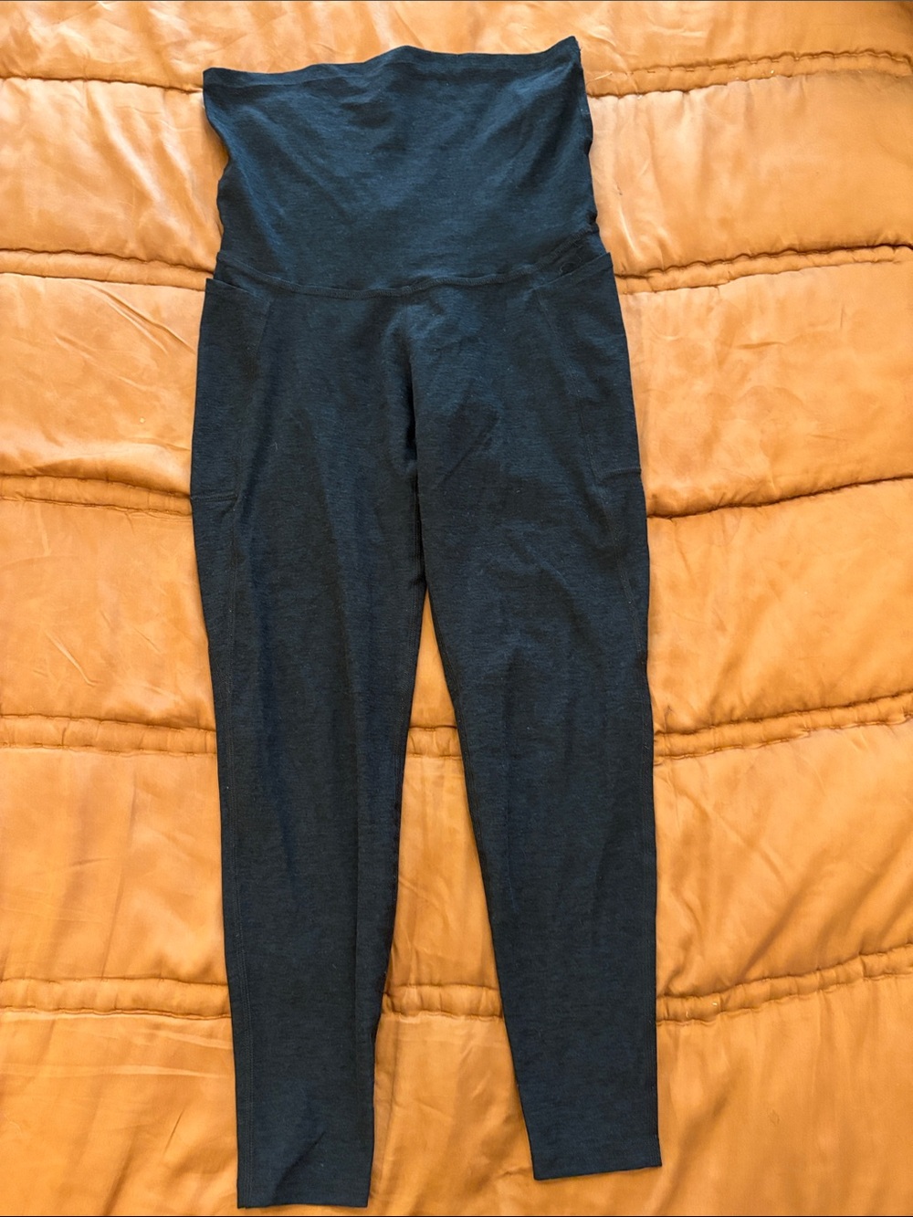 Heathered black Beyond Yoga maternity 7/8 leggings with pockets, size L